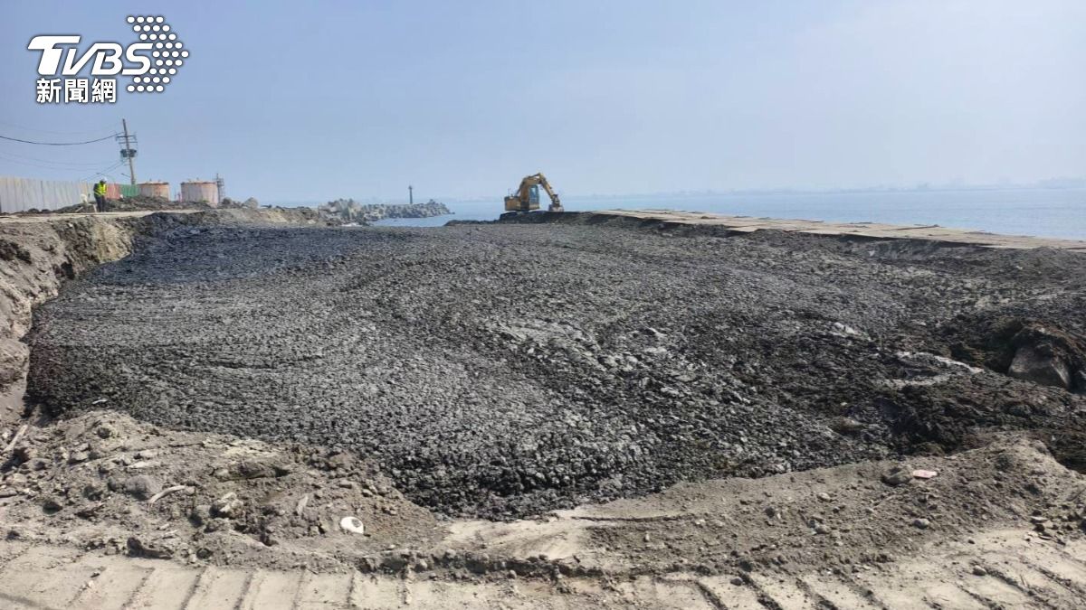 海洋局指出,中芸漁港因淤積需辦理疏濬,總土方量約四萬餘立方公尺,預計11月底完成疏濬作業。(圖/TVBS)