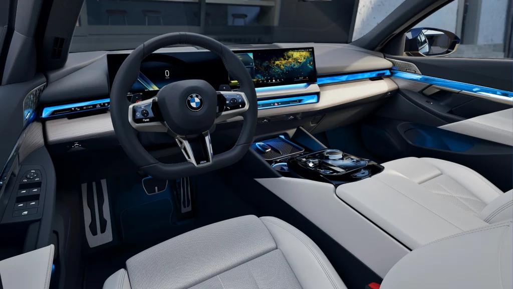 BMW OS 8.5、懸浮式曲面螢幕還有BMW環繞光目為530i M Sport標準配備。(圖/BMW提供)