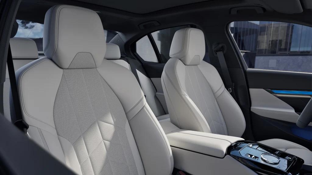 530i M Sport標配雙前座通風電動調整座椅與頂級水晶套件。(圖/BMW提供)