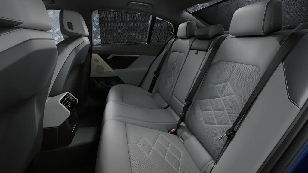 530i M Sport標配四區恆溫空調與後窗遮陽簾等配備。(圖/BMW提供)