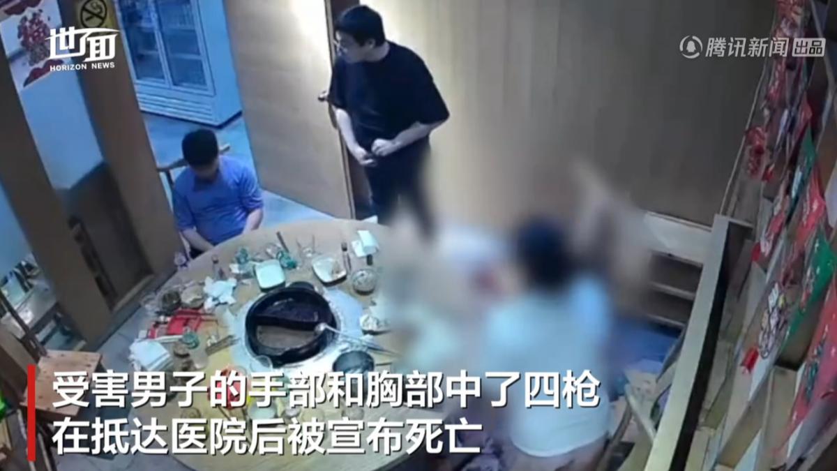 兇手犯案後站在死者身旁與同桌藍衣男子對話。（圖／翻攝自我們wevideo）  