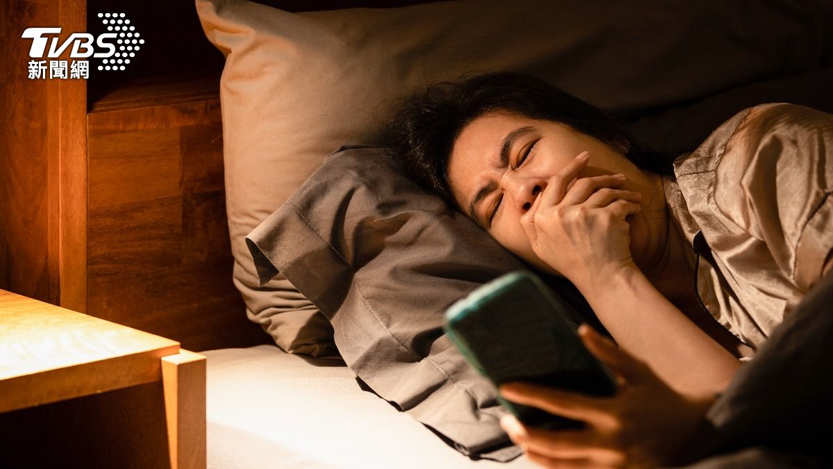 目前尚不清楚長時間睡眠如何保護大腦免受失智的影響。（示意圖／達志影像shutterstock）