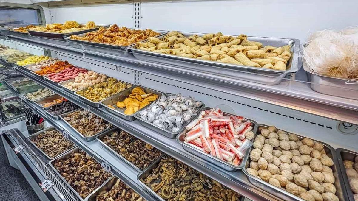 火鍋料、肉品、海鮮、蔬菜應有盡有。（圖／阿綿吃FUN最大提供）