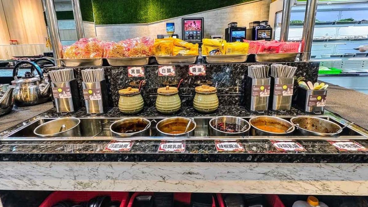 醬料區有豆腐乳、薑絲、辣椒醬油、蒜泥油膏、沙茶醬任你選！高湯也在這可以自己加。（圖／阿綿吃FUN最大提供）