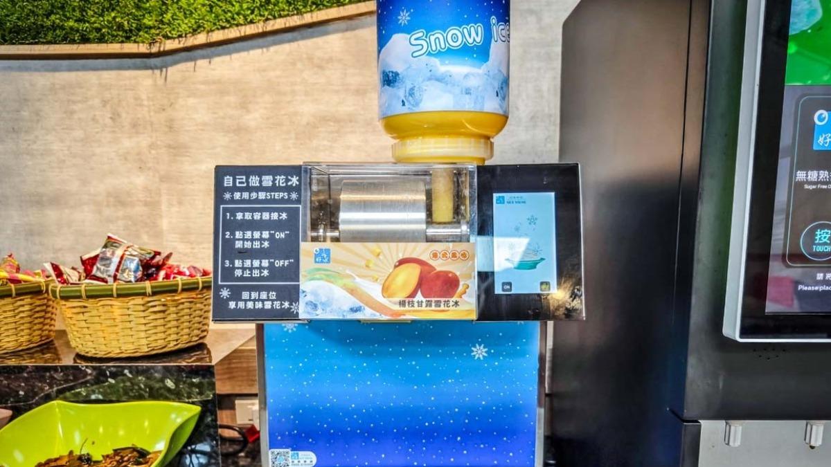 冰品區可以DIY製作雪花冰，旁邊有配料可以加。（圖／阿綿吃FUN最大提供）