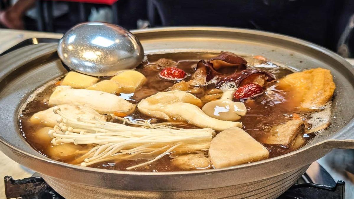 藥燉湯底裡頭有紅棗，推薦可以和菇類一起煮更香醇甘甜。（圖／阿綿吃FUN最大提供）