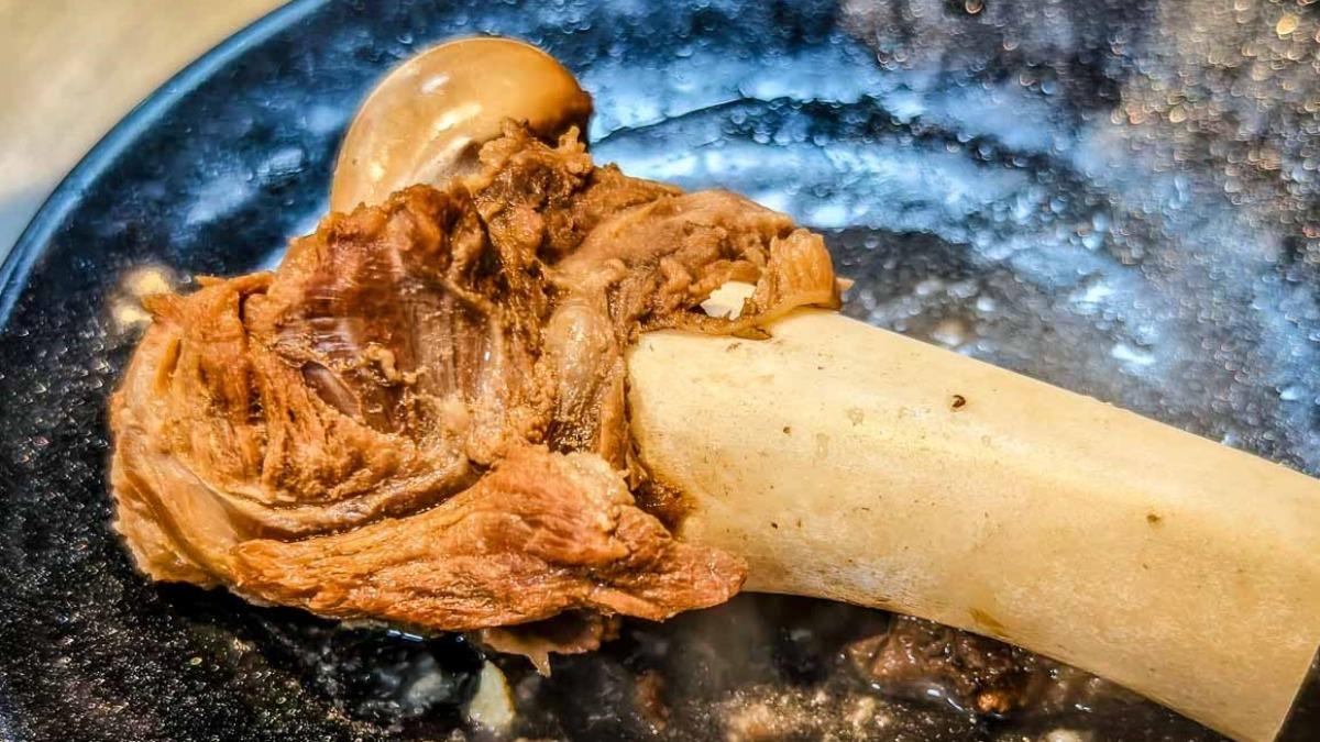 羊大骨除了可以啃膠質感滿滿的骨邊肉，中間還有骨隨可以吸！（圖／阿綿吃FUN最大提供）