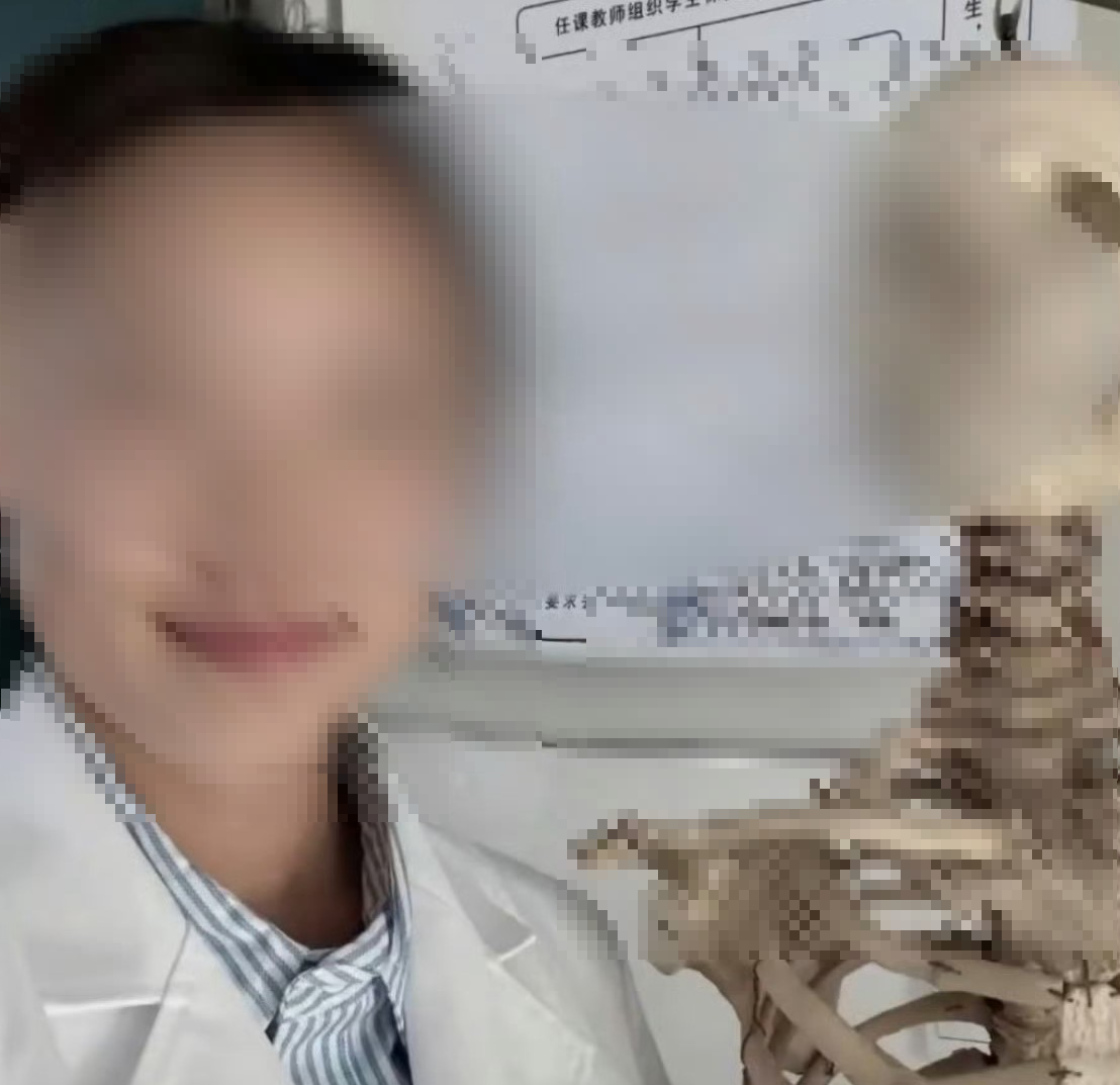 女學生拍照的舉動引起爭議。(圖/翻攝自微博)