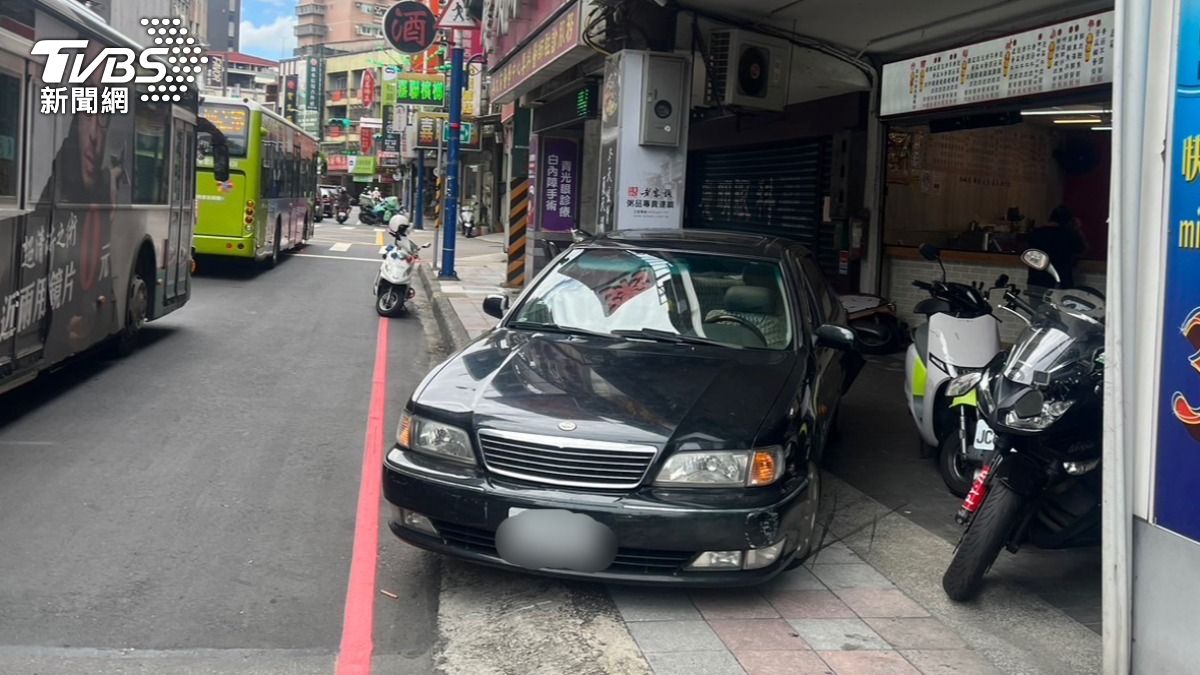 駕駛酒駕上路高速倒車撞進騎樓。(圖/TVBS)