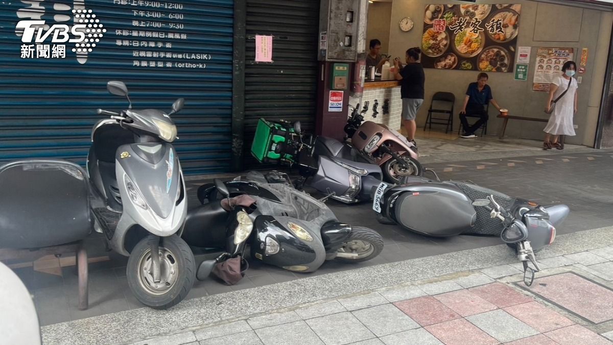 現場波及5輛機車所幸無人傷亡。(圖/TVBS)