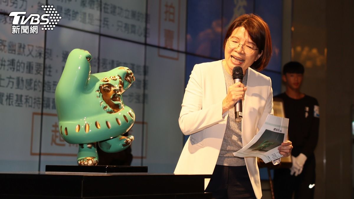 立委黃秀芳替蔡尉成雕塑「螺絲兵」慈善拍賣100萬。(照片大家功德會提供)