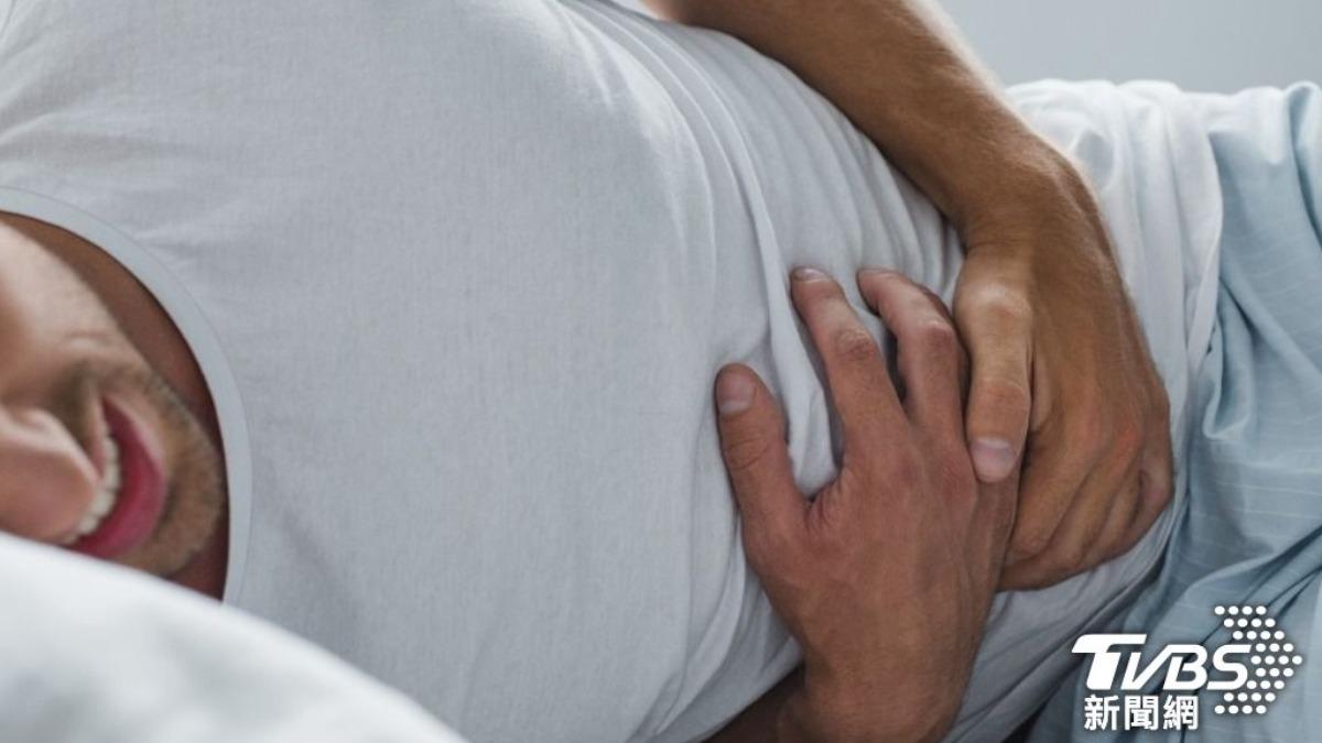 30歲男肚痛送急診!醫一看竟是胃穿孔:別誤信「2偏方」