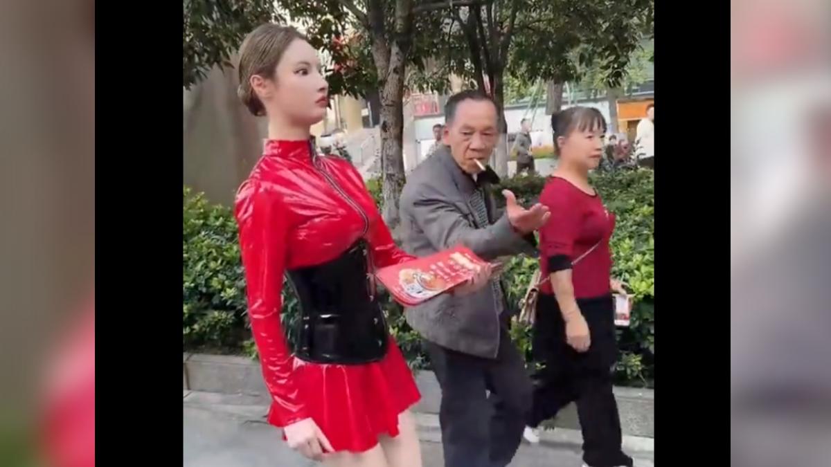 真假難辨民眾搶拍!「美女機器人」重慶街頭發傳單 背後真相曝