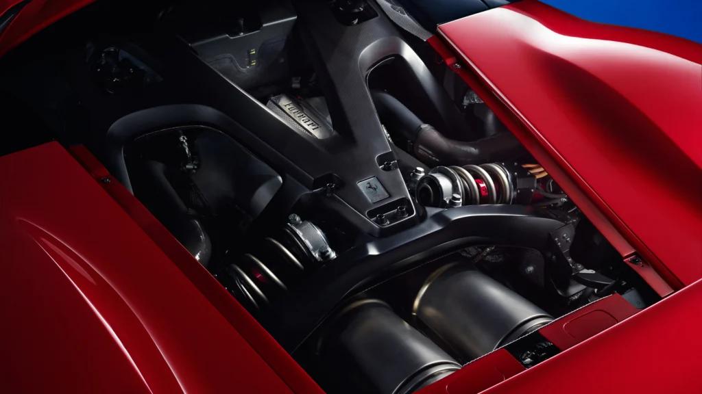 源自於499P賽車的3.0升V6雙渦輪增壓引擎與油電複合動力系統,加上來自F1的MGU-H與MGU-K為Ferrari F80創造1,200匹最大馬力。(圖/Ferrari提供)