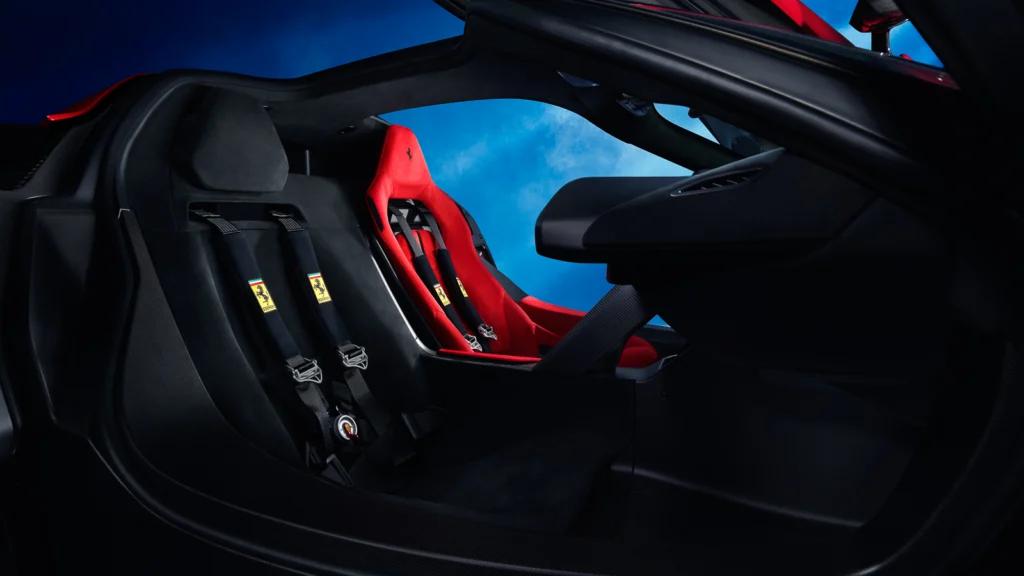 Ferrari F80副駕駛座完全鑲嵌在車艙結構中。(圖/Ferrari提供)