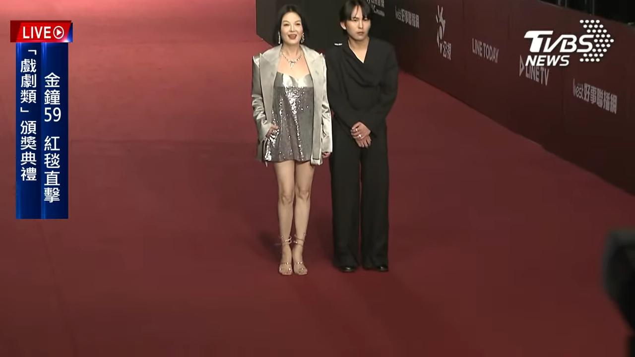 苗可麗(左)今晚改露美腿,跟巫建和一起走紅毯。(圖/TVBS)