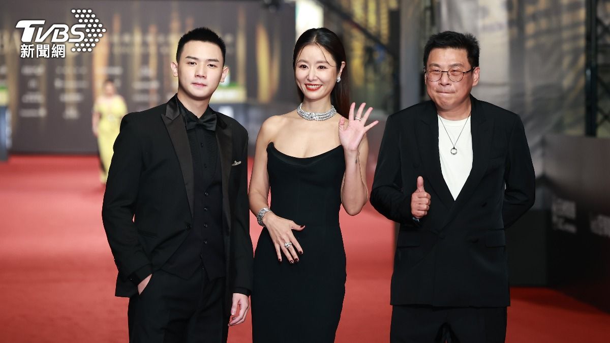 謝展榮(左起)和林心如、導演一起踏上紅毯。(圖/TVBS娛樂組攝)