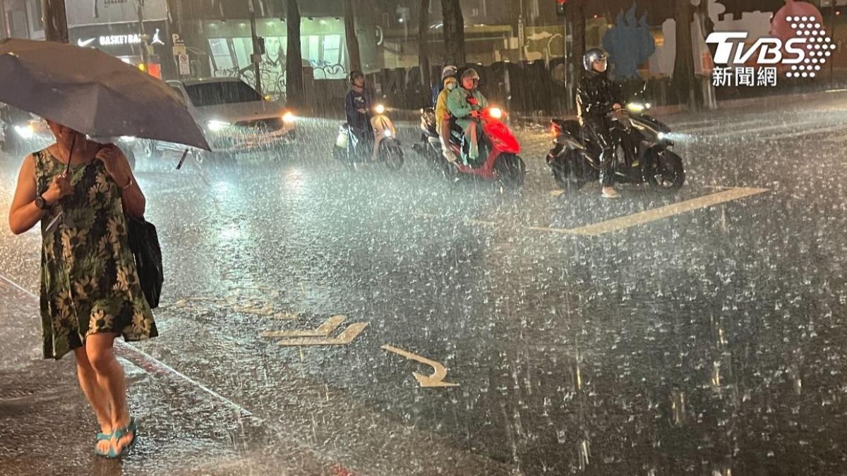 快訊／北北基豪雨特報！今晚雨彈炸開　出門小心全身溼答答