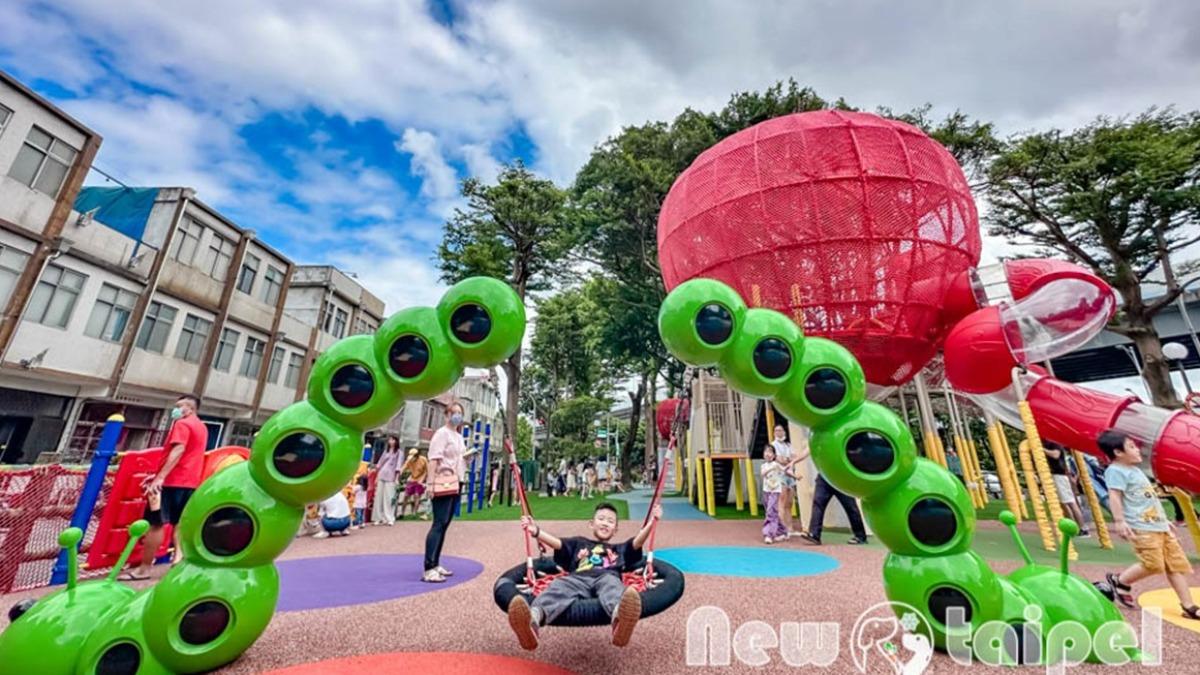 毛毛蟲則變身創意盪鞦韆，造型十分逗趣。（圖／小菲親子玩樂生活提供）