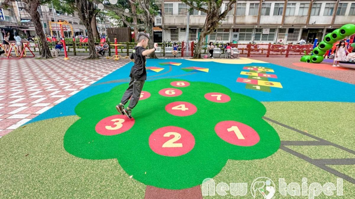 公園裡的安全鋪面很有戲，除了顏色繽紛外，還能玩數字跳跳樂。（圖／小菲親子玩樂生活提供）