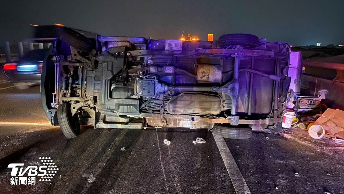 快訊/88快速道路貨車遭擦撞翻覆 「4人坐車斗」1男飛墜6公尺橋亡