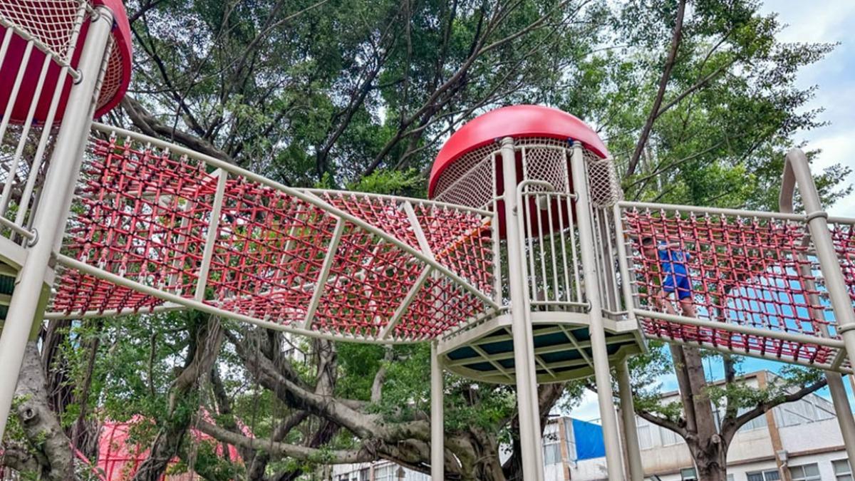 每顆小蘋果之間的空中步道都設計成不同造型。（圖／小菲親子玩樂生活提供）