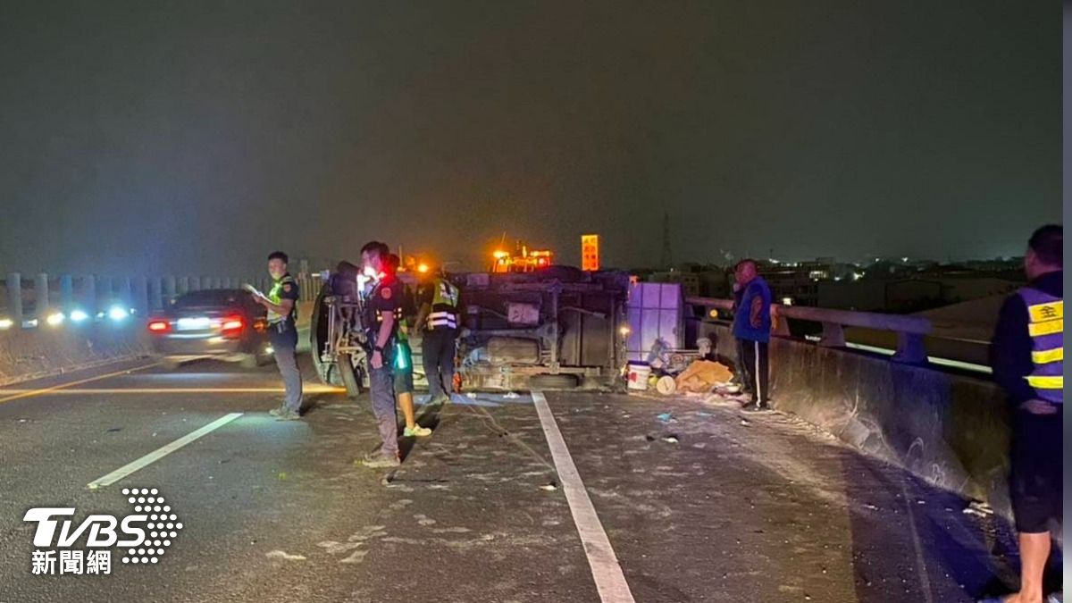 貨車翻覆導致坐在車斗上的洪男彈飛身亡。(圖/TVBS)