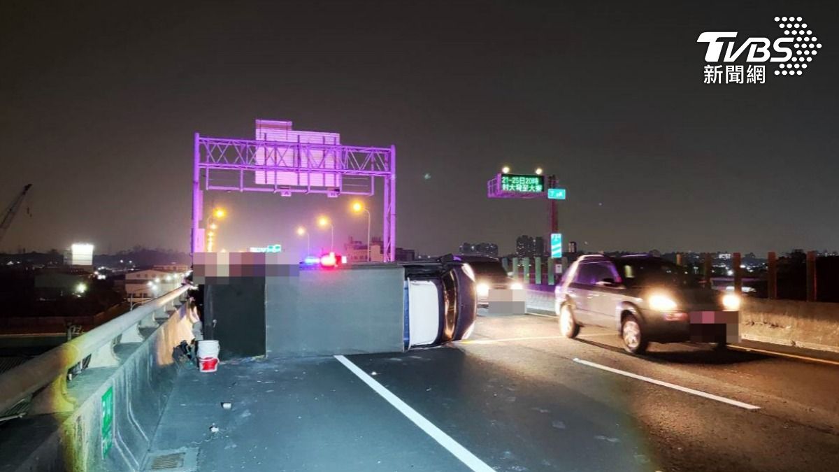 貨車翻覆導致坐在車斗上的洪男彈飛身亡。(圖/TVBS)