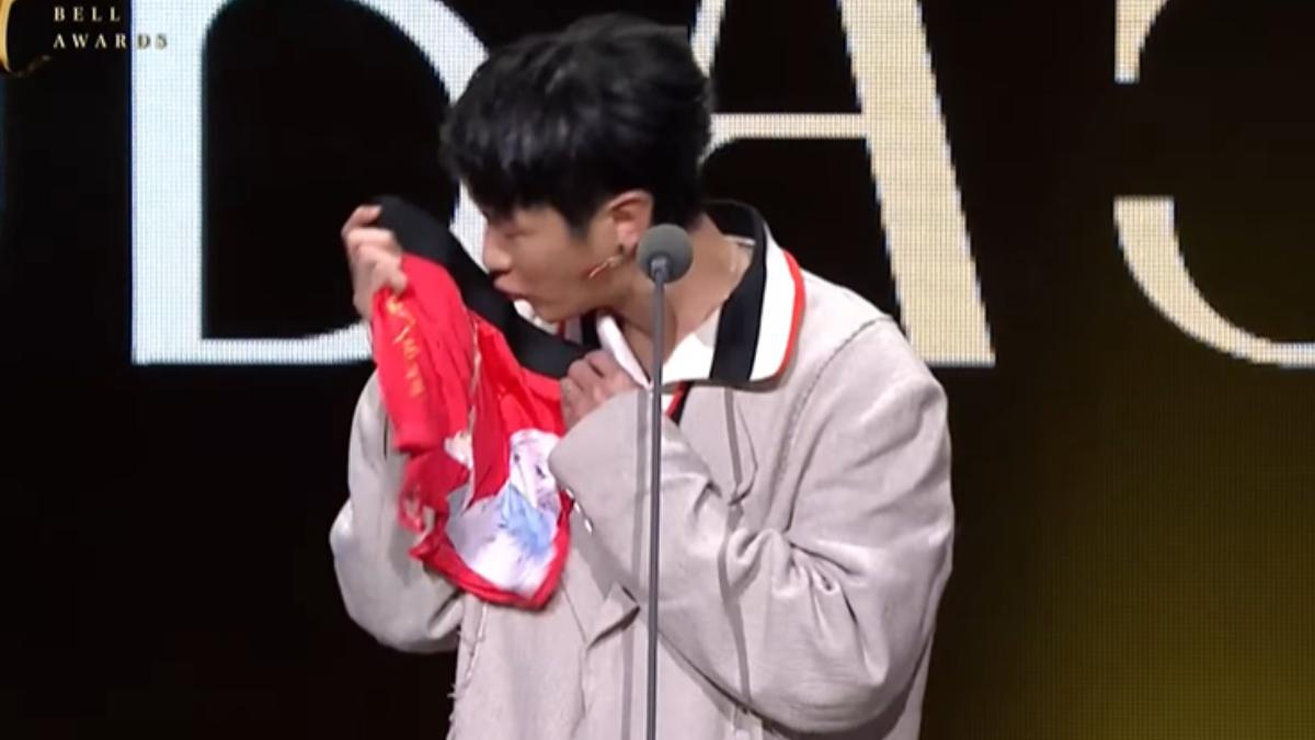 柯震東high吻紅內褲。(圖/翻攝自金鐘獎YouTube)