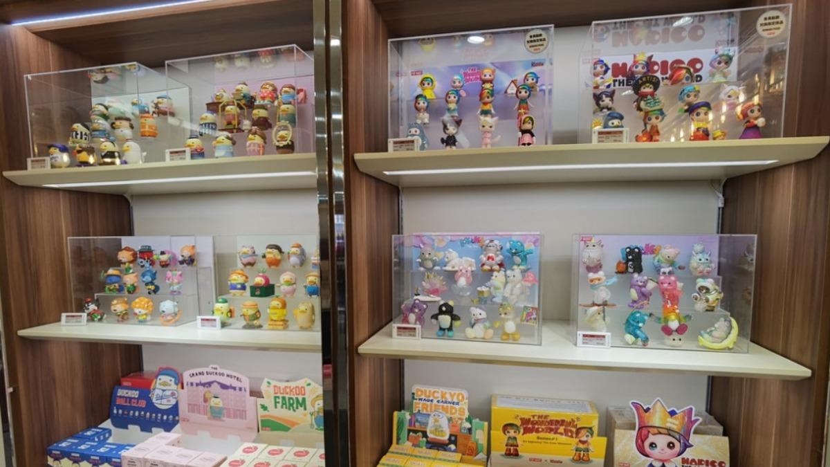 店內販賣多款盲盒與公仔。(圖/Darren蘋果樹旅遊玩樂誌)
