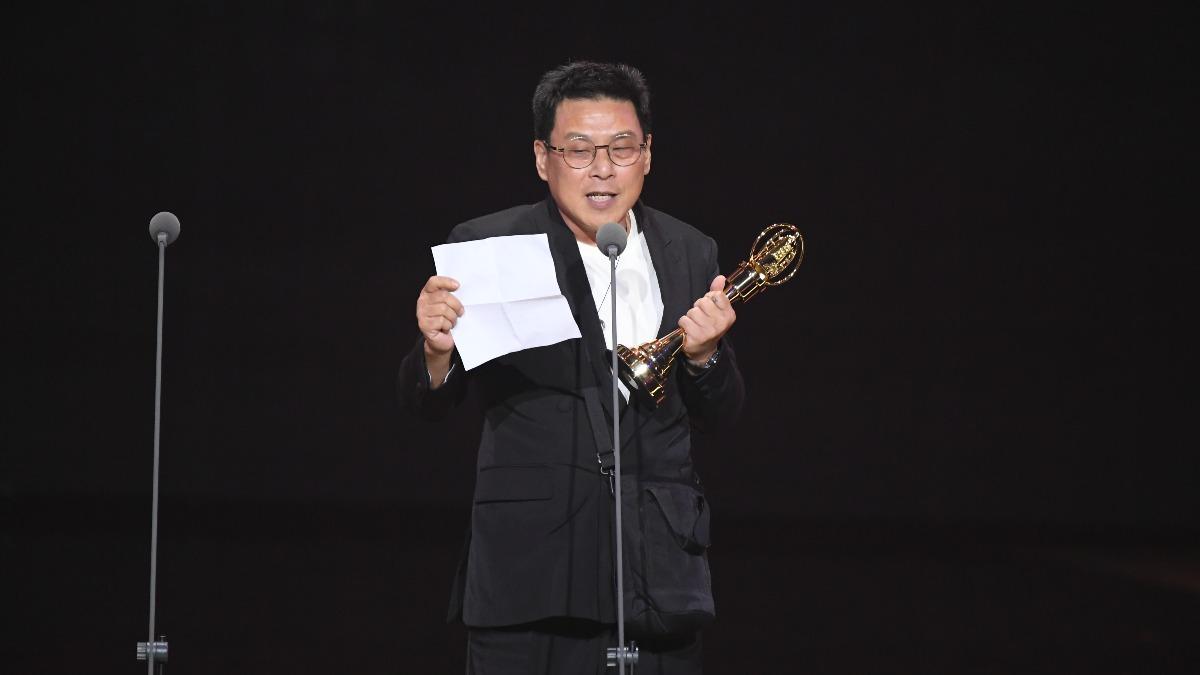 《有生之年》導演許肇任代表吳慷仁上台領金鐘影帝獎座。(圖/三立提供)