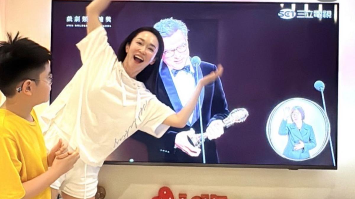 李銘順得獎瞬間,老婆范文芳和兒子開心在電視機前手舞足蹈。(圖/翻攝自范文芳IG)