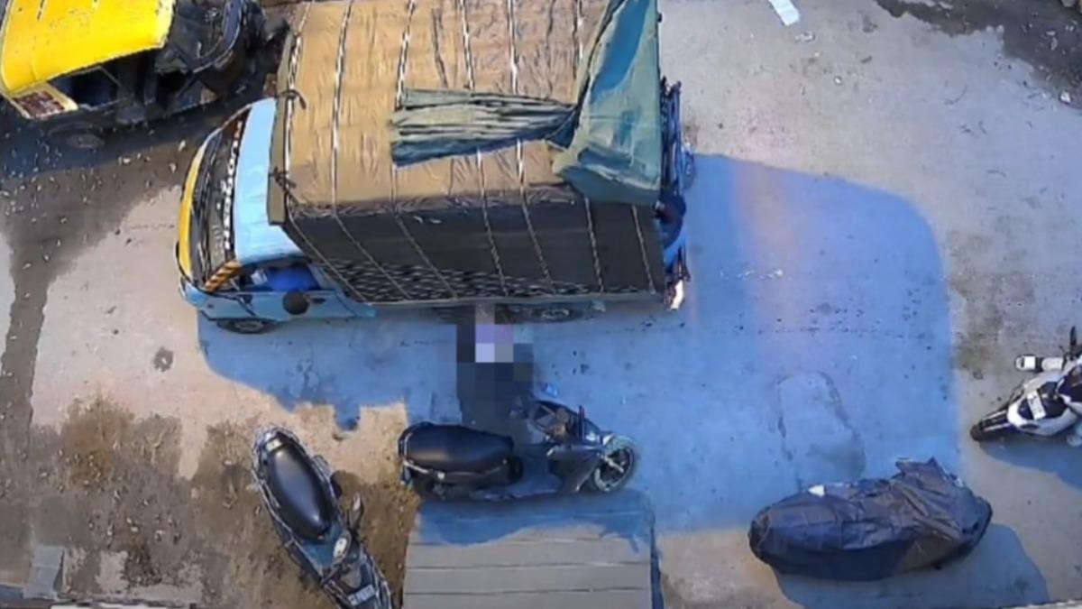 跟貨車賽跑「跌倒遭輾過」!血濺印度街頭 5歲弟當場爆頭亡