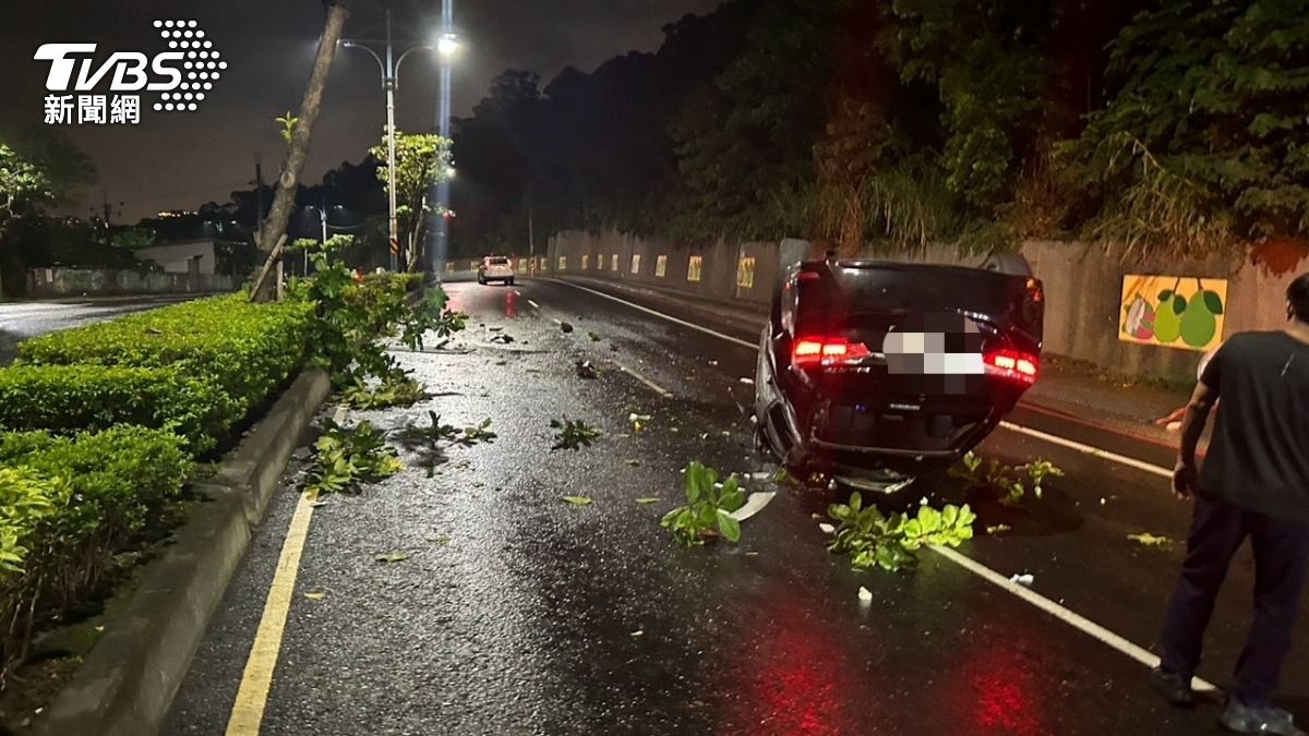 新北八里嚴重事故!小轎車自撞分隔島 駕駛拋飛車外搶救不治