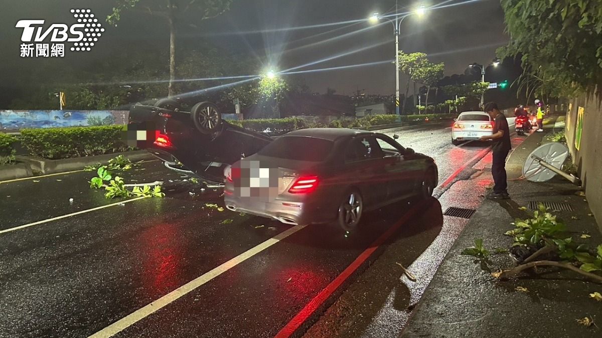 小轎車自撞後翻覆，駕駛被拋出車外重傷。（圖／TVBS）