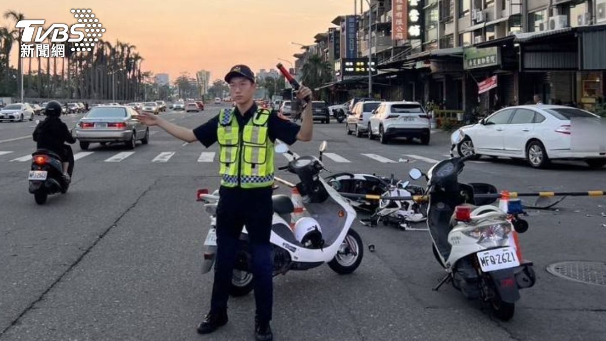 警方獲報到場進行交通疏導。(圖/TVBS)