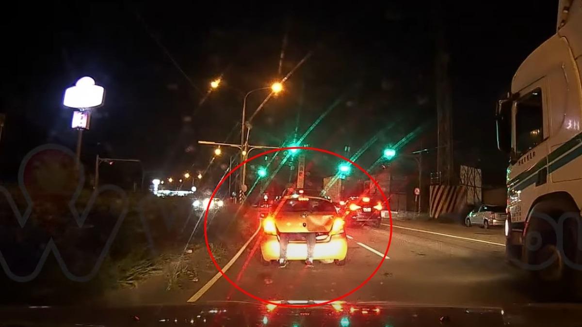 後車廂沒關好「驚見2條人腿」!後車駕駛嚇壞 竹警揭真相
