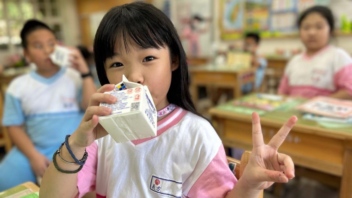 「班班喝鮮奶」喊卡!全教總:勿將學校當施政提款機
