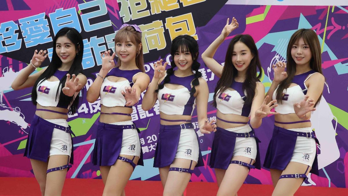 浪LIVE電豹女雪寶(左起)、草莓、笑笑、Nia、安汝出席反詐騙公益活動跳應援舞。(圖/想想時間有限公司提供)