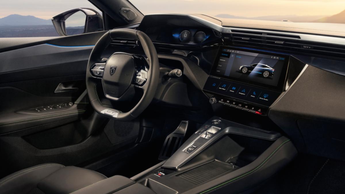 Peugeot E-408內部搭載品牌著名的i-Cockpit座艙設計。（圖／Peugeot提供）