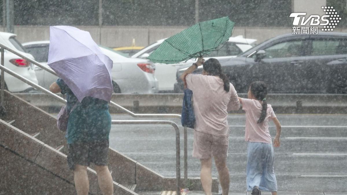 天氣/熱帶系統醞釀中!氣象署曝路徑:這2天有機會「成颱」