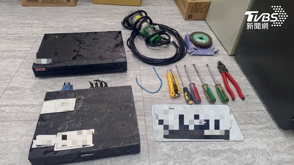 警方查扣監視器主機及作案工具。（圖／TVBS）