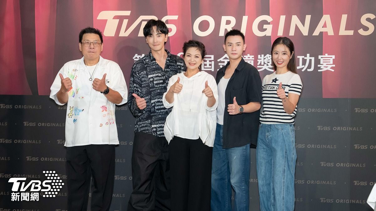 《有生之年》導演許肇任(左起)、鄭元暢、楊貴媚、謝展榮與製作人林心如接受媒體訪問。(圖/TVBS)