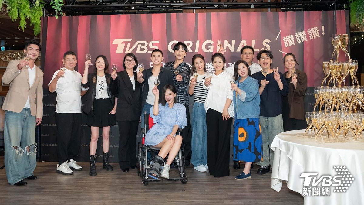 《有生之年》團隊台前幕後團隊舉杯慶祝。(圖/TVBS)
