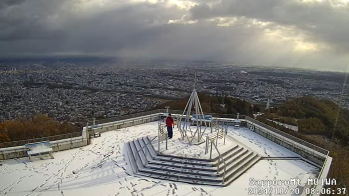 日本北海道札幌市降初雪 較去年提早22天