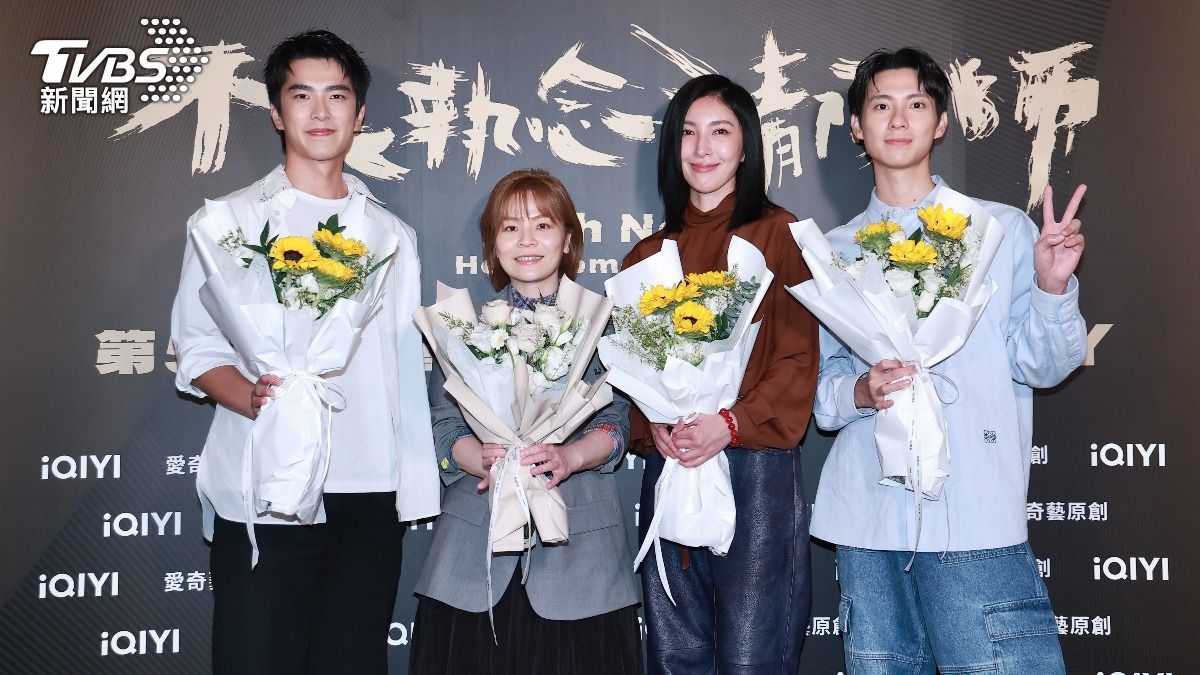 曾敬驊(左起)、導演林冠慧、楊謹華、彭千祐出席《不良執念清除師》慶功宴。(圖/黃城碩攝)