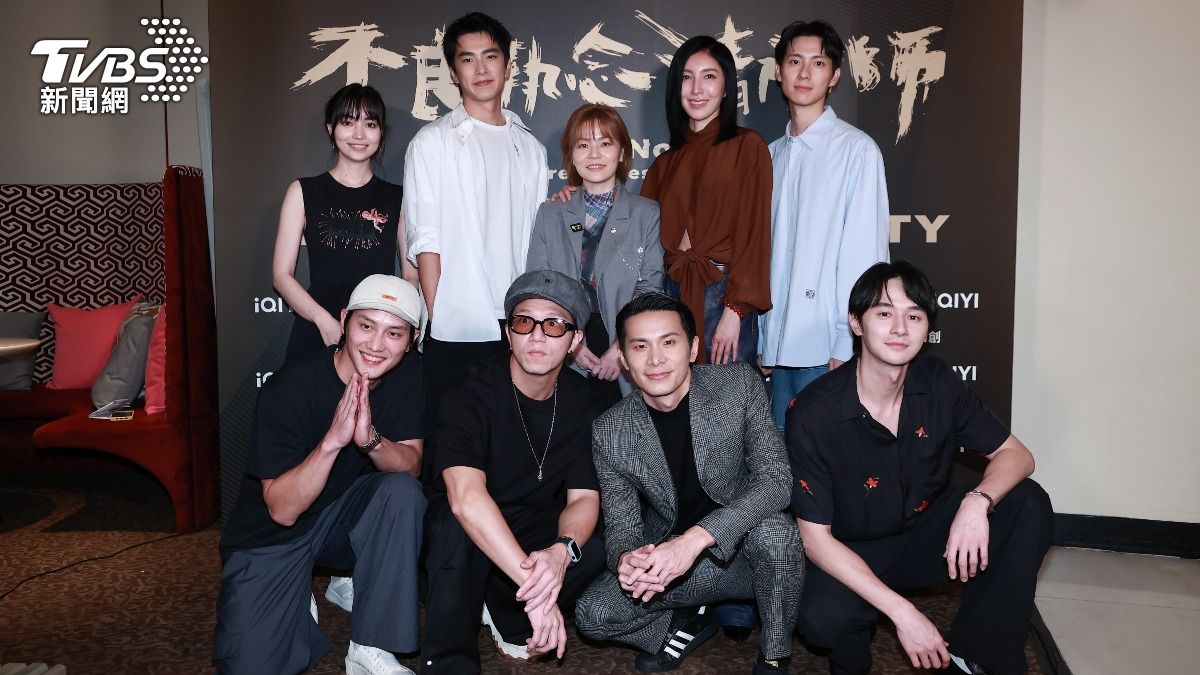 《不良執念清除師》金鐘慶功,得獎的楊謹華與同劇演員及導演一同合照。(圖/黃城碩攝)