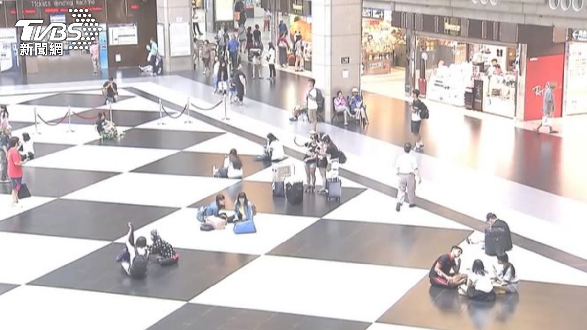 大廳經常有民眾席地而坐。(示意圖/TVBS)