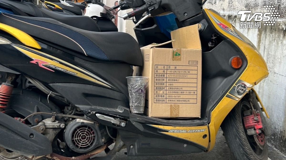 陳男機車上準備大量鐵釘。(圖/TVBS)