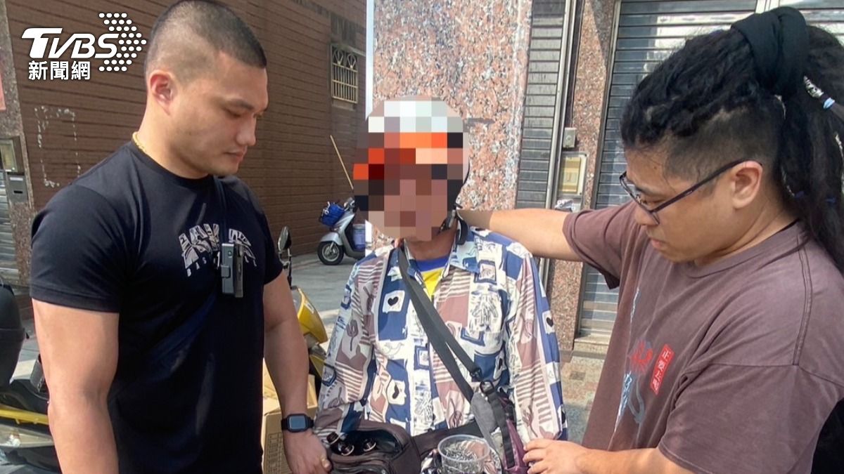 陳男(中)被依現行犯逮捕。(圖/TVBS)